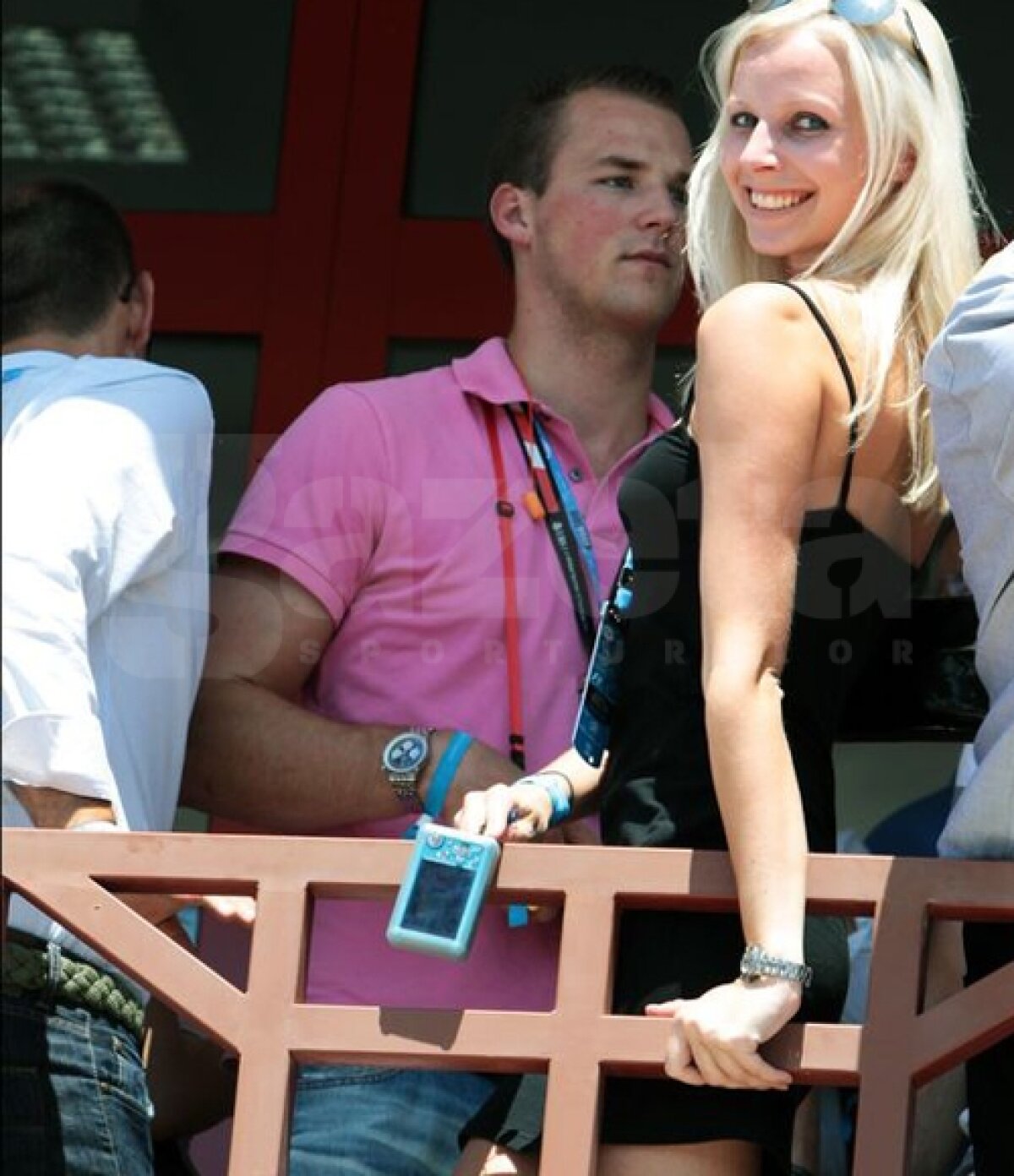 FOTO » Piloţii de F1, motivaţi la Valencia de frumuseţile din paddock ;)