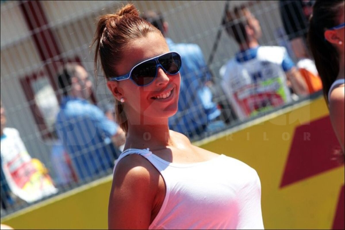 FOTO » Piloţii de F1, motivaţi la Valencia de frumuseţile din paddock ;)