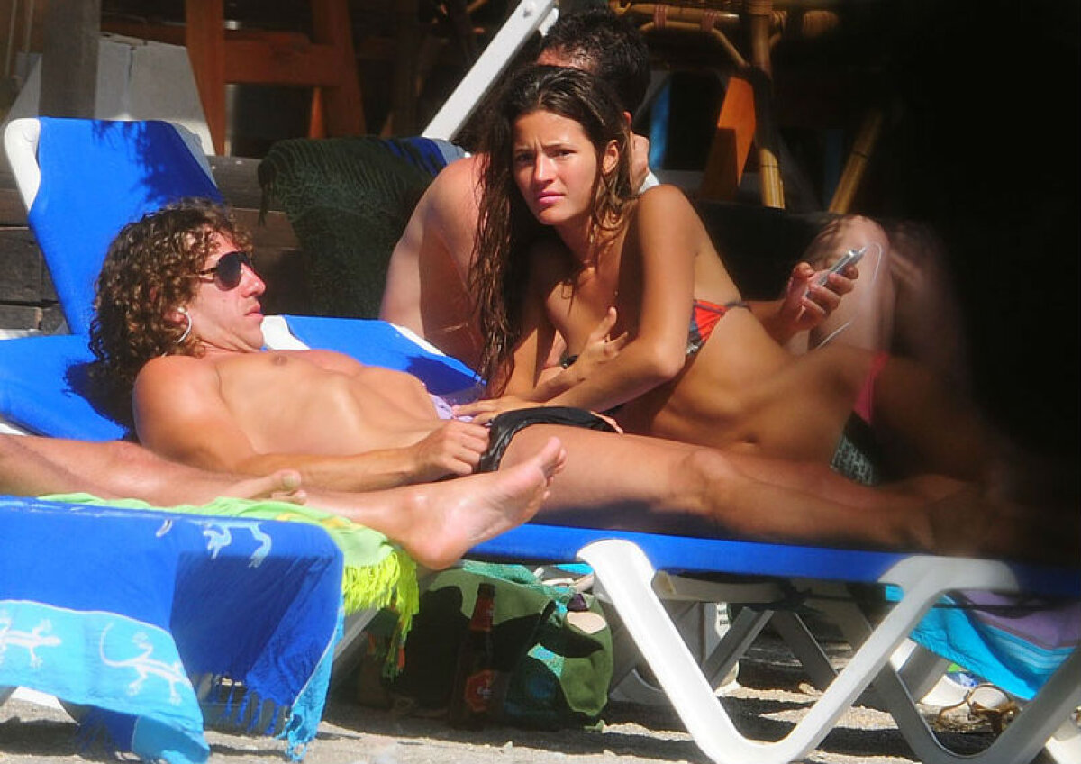 GALERIE FOTO » Carles Puyol şi iubita sa cu 12 ani mai tînără fug de paparazzi în Ibiza