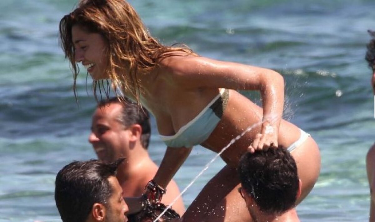 GALERIE FOTO Belen Rodriguez a făcut senzaţie pe plajă, alături de iubitul său, Fabrizio Corona