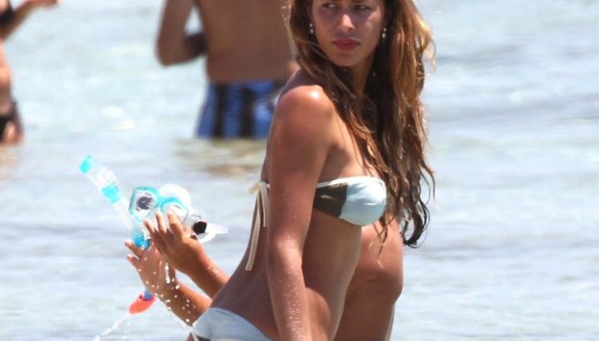 GALERIE FOTO Belen Rodriguez a făcut senzaţie pe plajă, alături de iubitul său, Fabrizio Corona