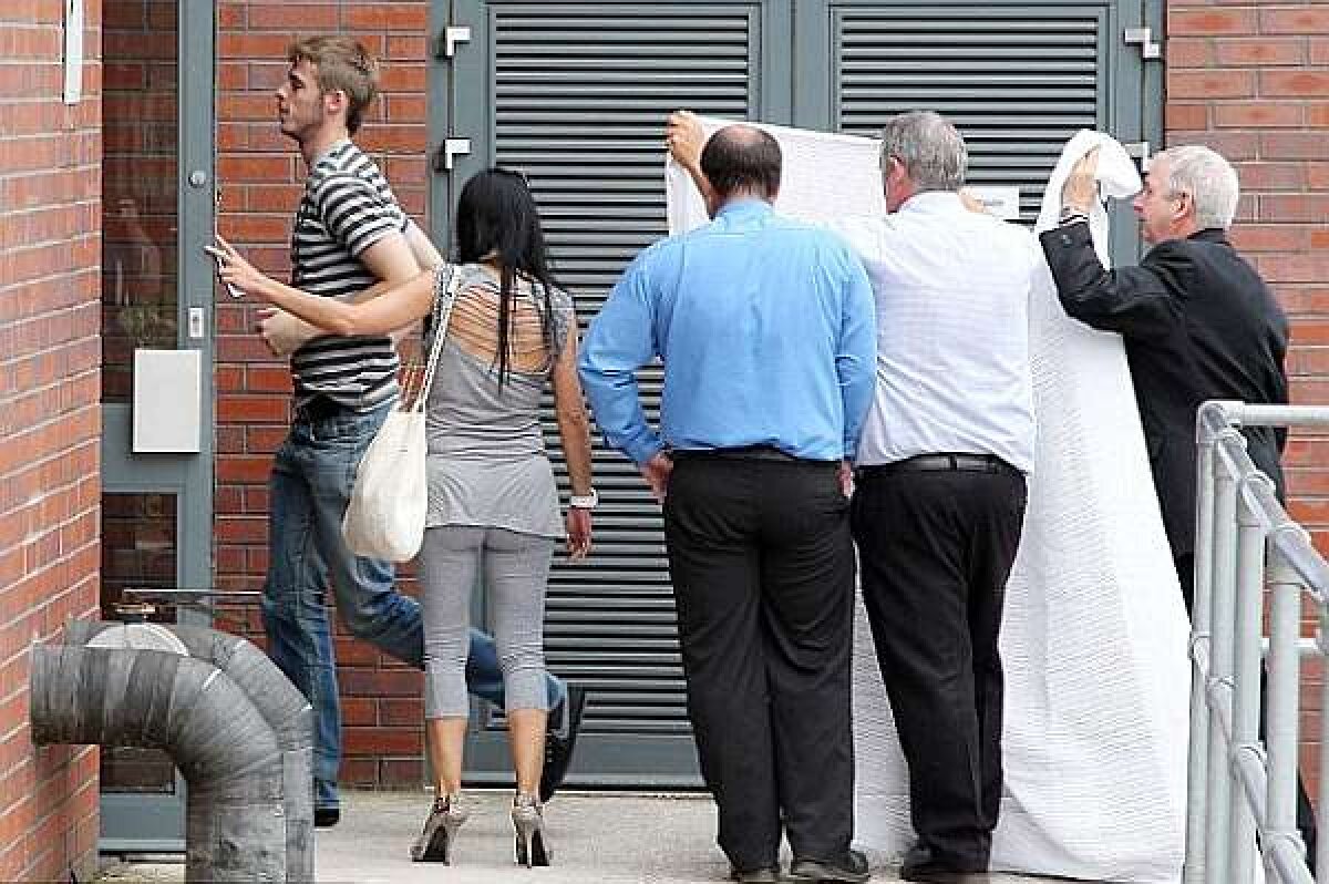 David De Gea a făcut vizita medicală la Manchester United camuflat cu cearşafuri :D