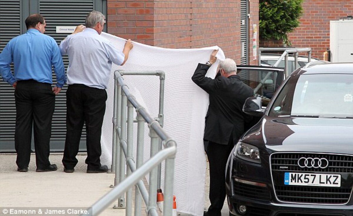 David De Gea a făcut vizita medicală la Manchester United camuflat cu cearşafuri :D