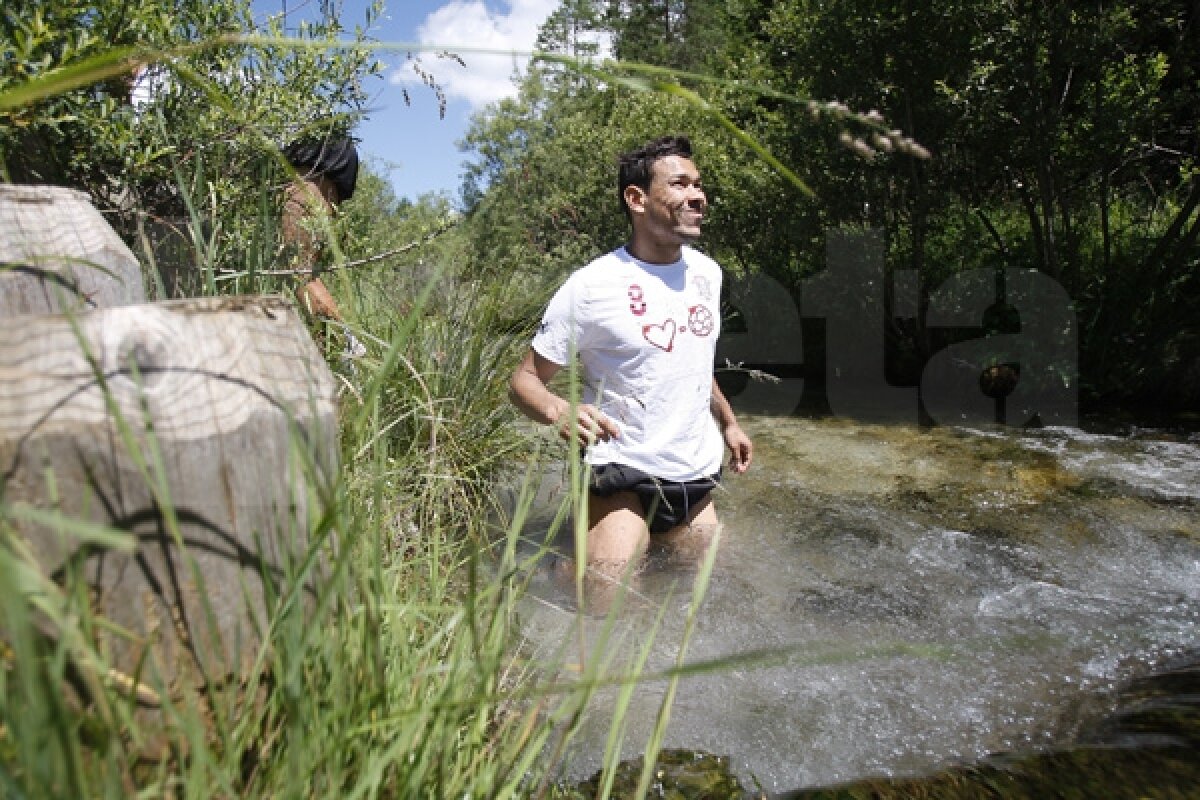 FOTO Recuperare în pîrîu! Vezi ce metodă inedită de refacere după antrenamente a găsit Lucescu Jr.
