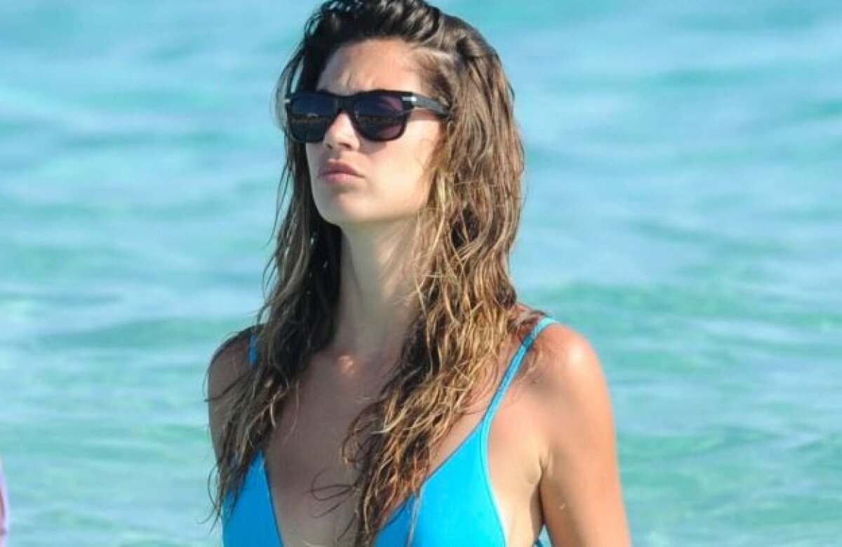 GALERIE FOTO Fosta iubită a lui Christian Vieri, surprinsă singură la plajă