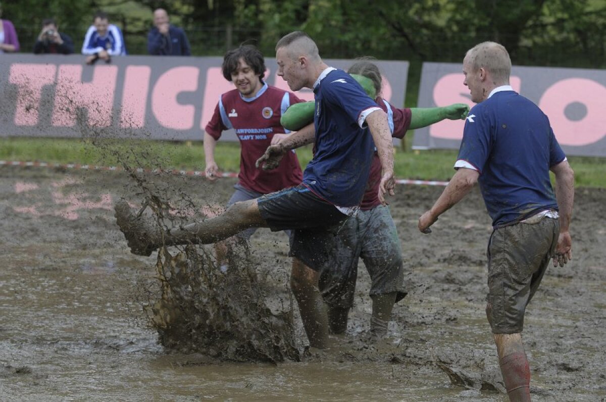 FOTO & VIDEO Super-goluri cu mocirla pîn' la gît! Imagini senzaţionale de la Mondialul de fotbal în noroi :)