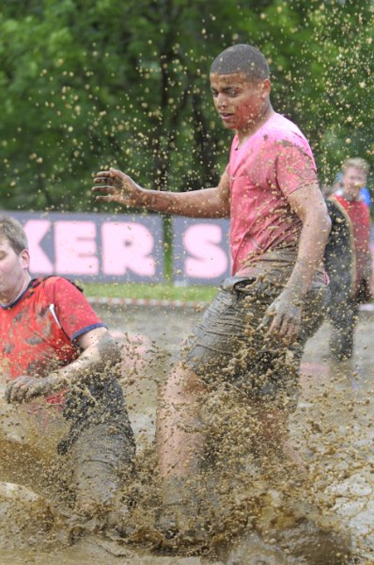 FOTO & VIDEO Super-goluri cu mocirla pîn' la gît! Imagini senzaţionale de la Mondialul de fotbal în noroi :)