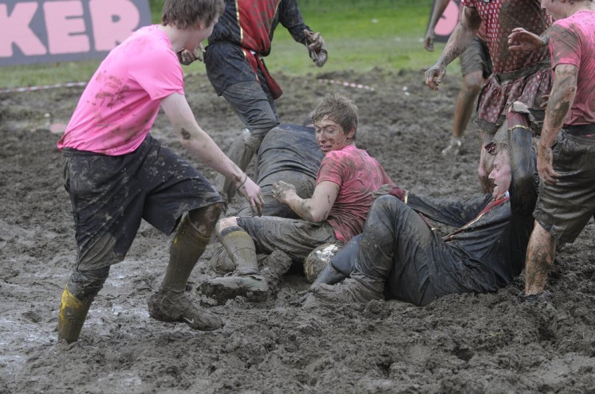 FOTO & VIDEO Super-goluri cu mocirla pîn' la gît! Imagini senzaţionale de la Mondialul de fotbal în noroi :)