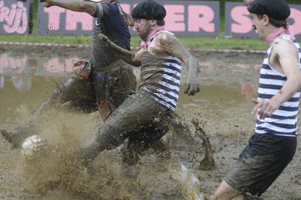 FOTO & VIDEO Super-goluri cu mocirla pîn' la gît! Imagini senzaţionale de la Mondialul de fotbal în noroi :)