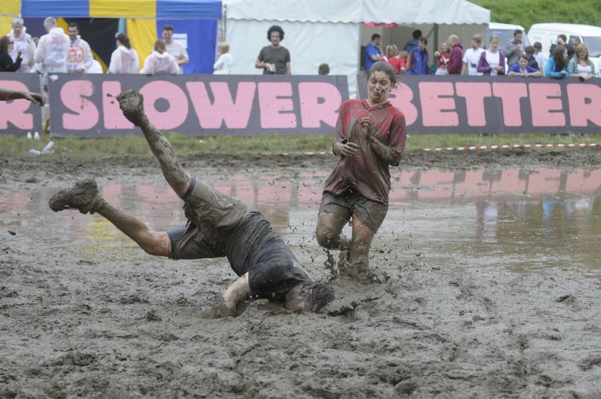 FOTO & VIDEO Super-goluri cu mocirla pîn' la gît! Imagini senzaţionale de la Mondialul de fotbal în noroi :)