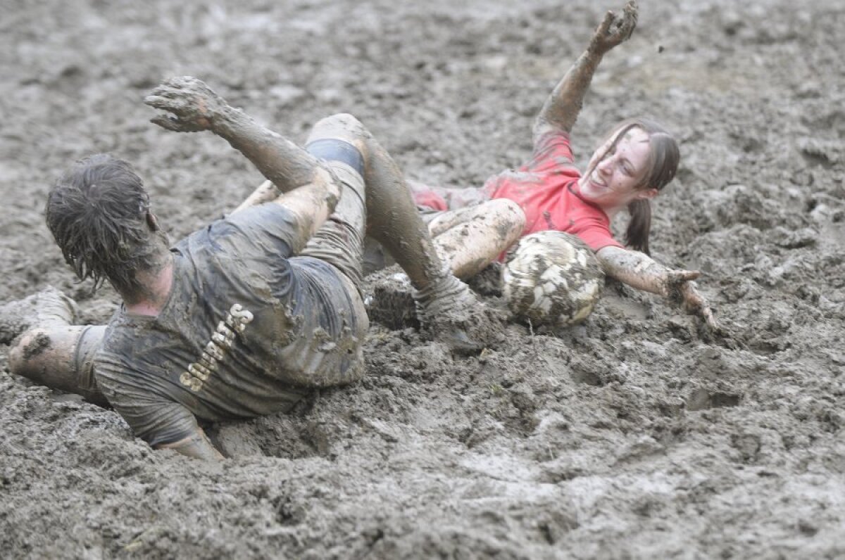 FOTO & VIDEO Super-goluri cu mocirla pîn' la gît! Imagini senzaţionale de la Mondialul de fotbal în noroi :)