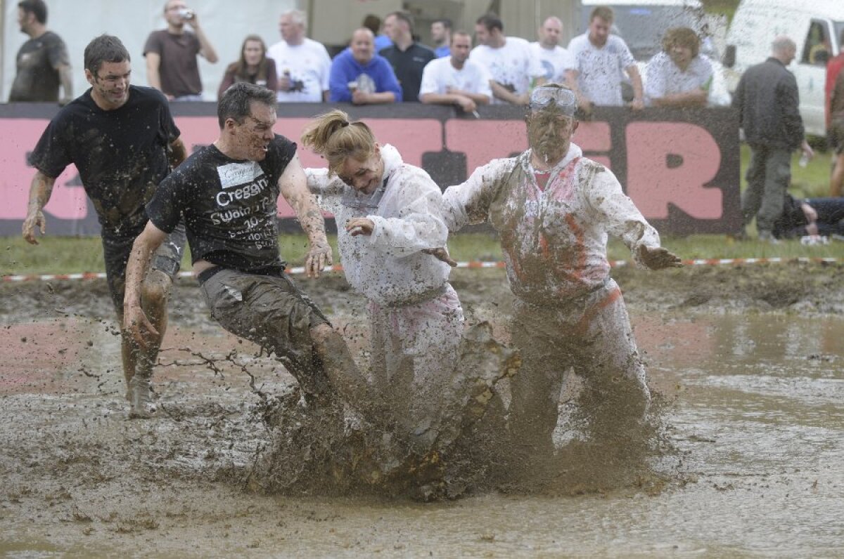 FOTO & VIDEO Super-goluri cu mocirla pîn' la gît! Imagini senzaţionale de la Mondialul de fotbal în noroi :)