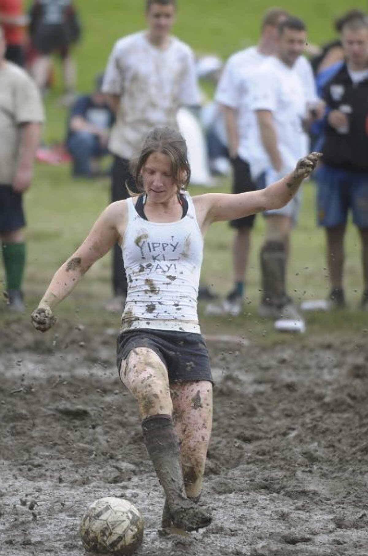 FOTO & VIDEO Super-goluri cu mocirla pîn' la gît! Imagini senzaţionale de la Mondialul de fotbal în noroi :)