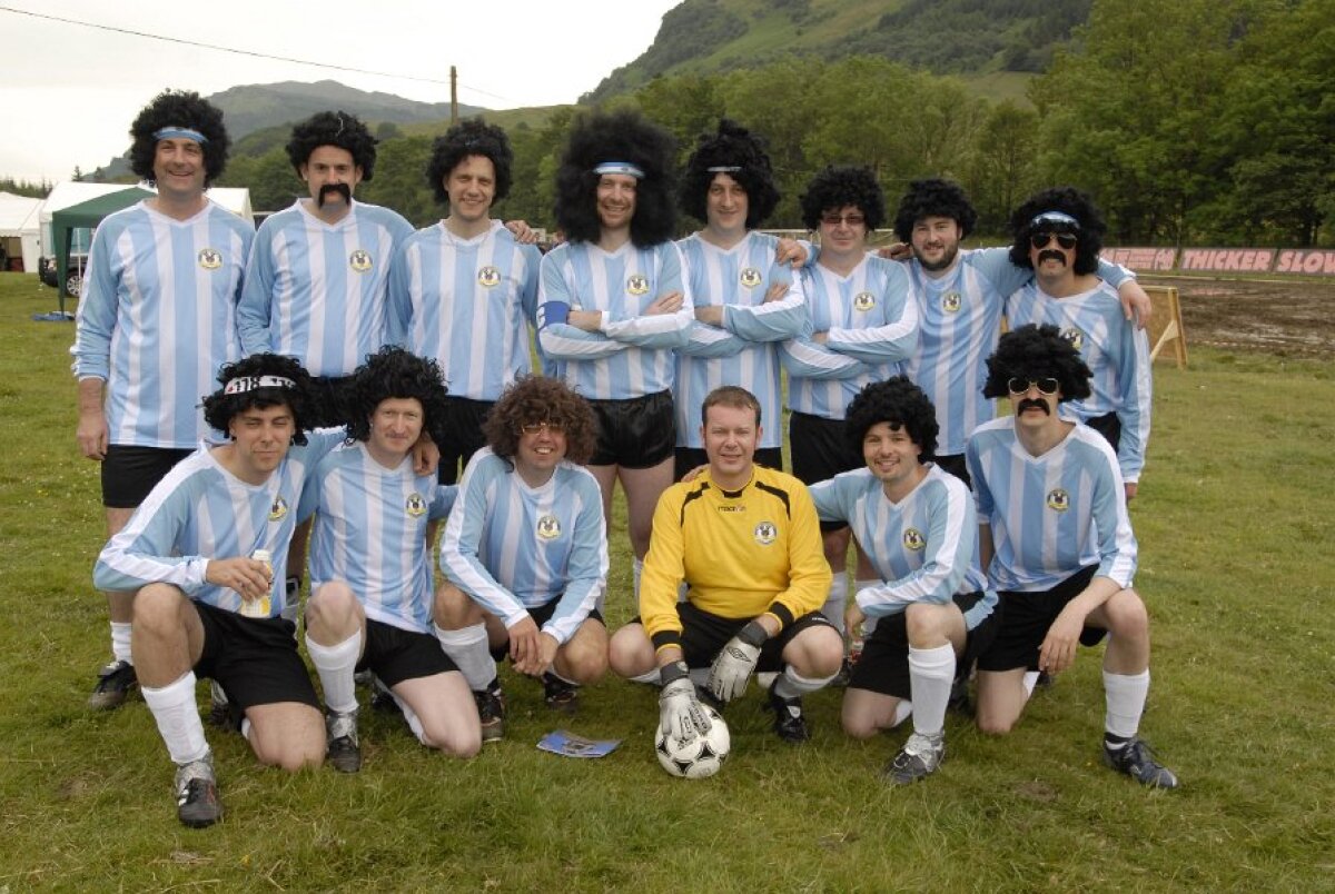 FOTO & VIDEO Super-goluri cu mocirla pîn' la gît! Imagini senzaţionale de la Mondialul de fotbal în noroi :)