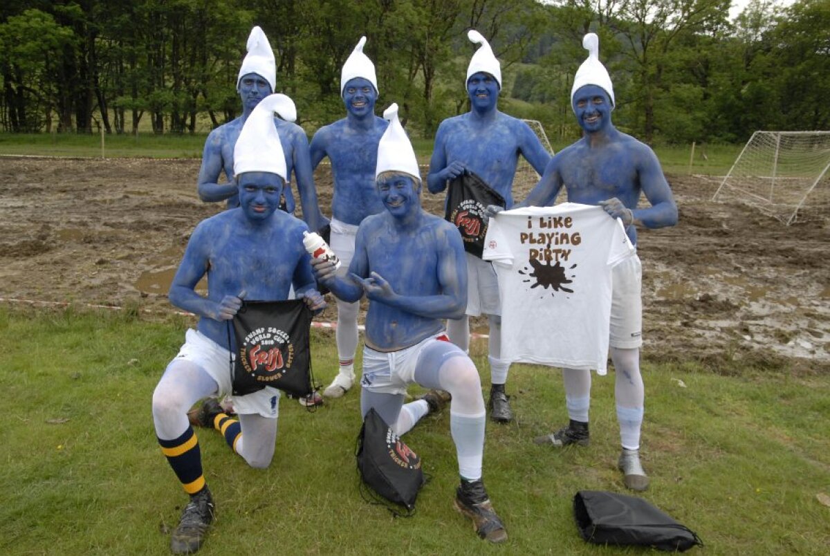 FOTO & VIDEO Super-goluri cu mocirla pîn' la gît! Imagini senzaţionale de la Mondialul de fotbal în noroi :)