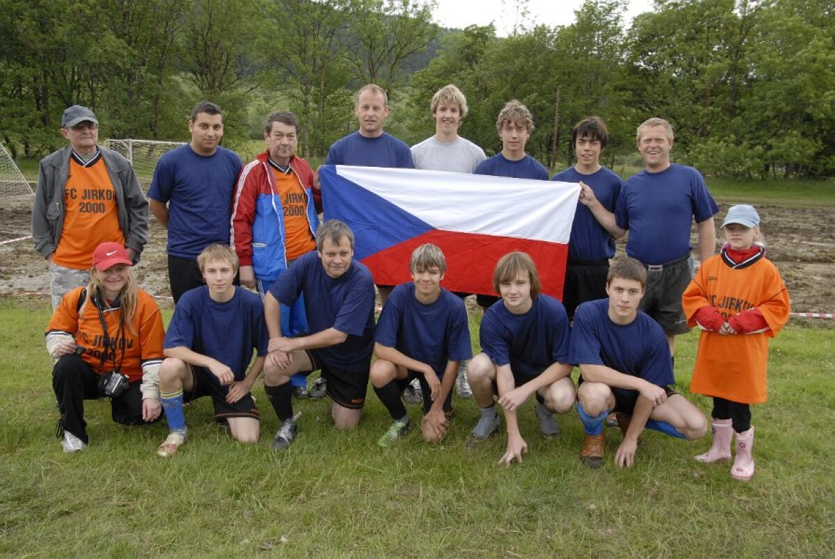 FOTO & VIDEO Super-goluri cu mocirla pîn' la gît! Imagini senzaţionale de la Mondialul de fotbal în noroi :)