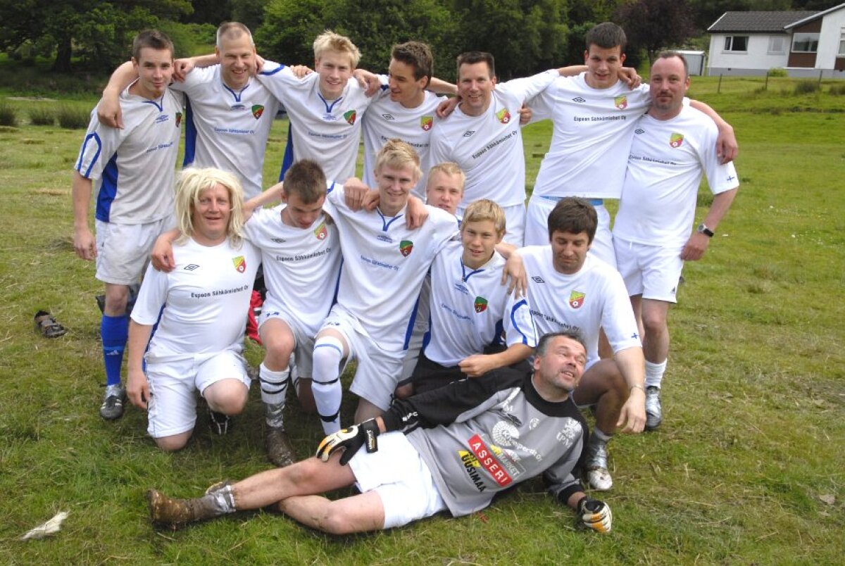 FOTO & VIDEO Super-goluri cu mocirla pîn' la gît! Imagini senzaţionale de la Mondialul de fotbal în noroi :)