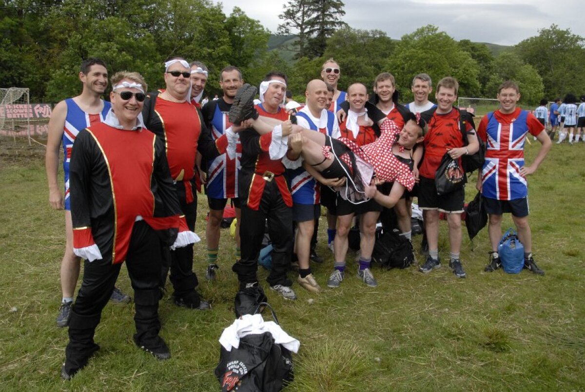 FOTO & VIDEO Super-goluri cu mocirla pîn' la gît! Imagini senzaţionale de la Mondialul de fotbal în noroi :)