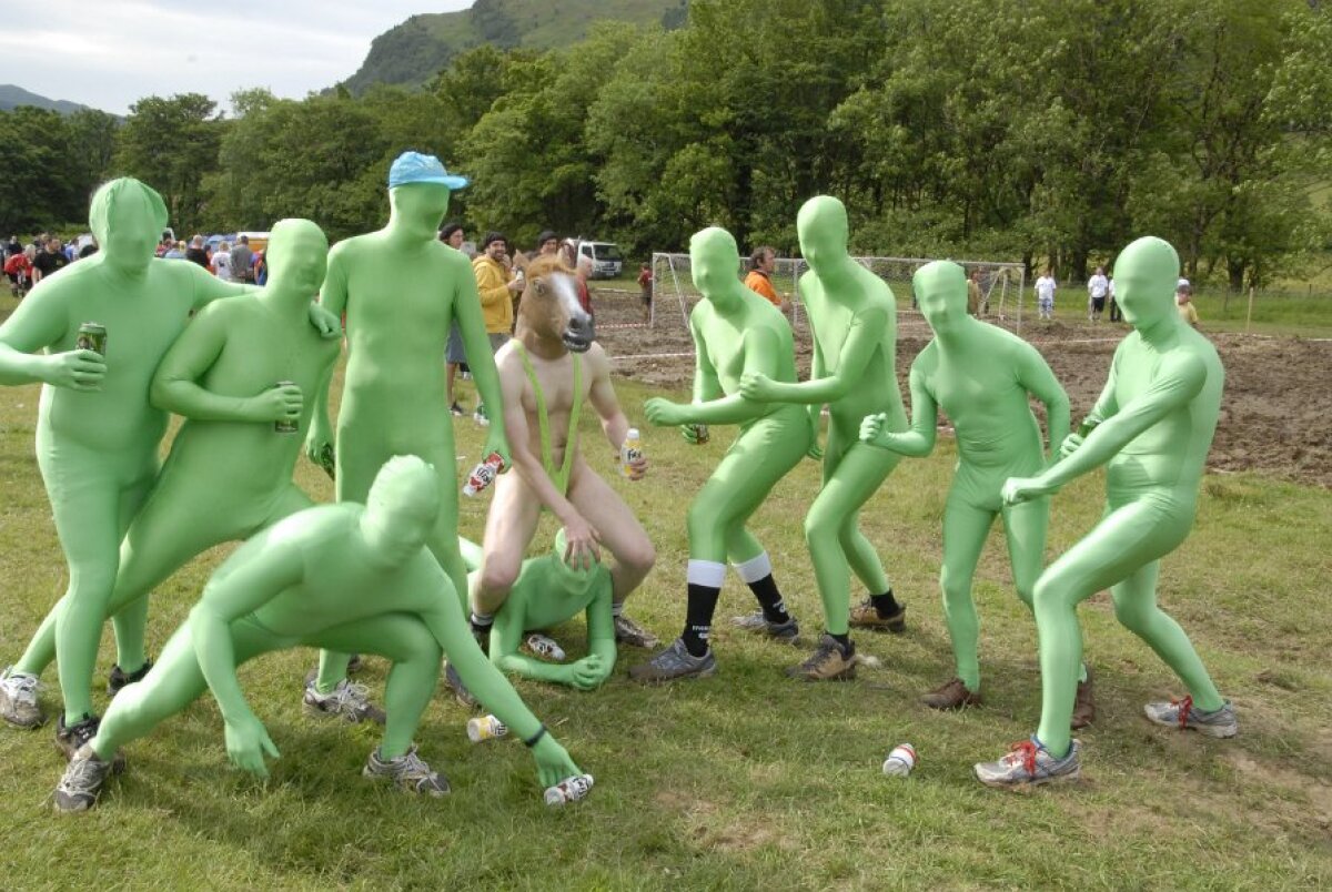 FOTO & VIDEO Super-goluri cu mocirla pîn' la gît! Imagini senzaţionale de la Mondialul de fotbal în noroi :)