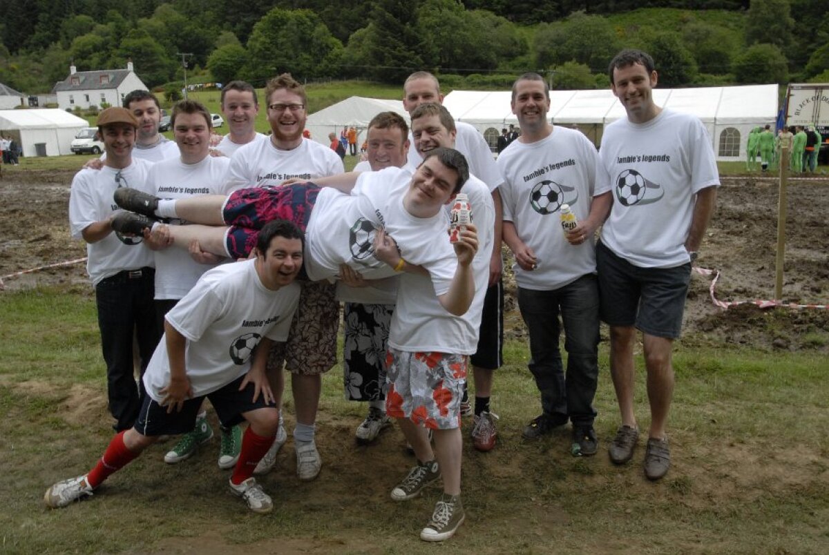 FOTO & VIDEO Super-goluri cu mocirla pîn' la gît! Imagini senzaţionale de la Mondialul de fotbal în noroi :)