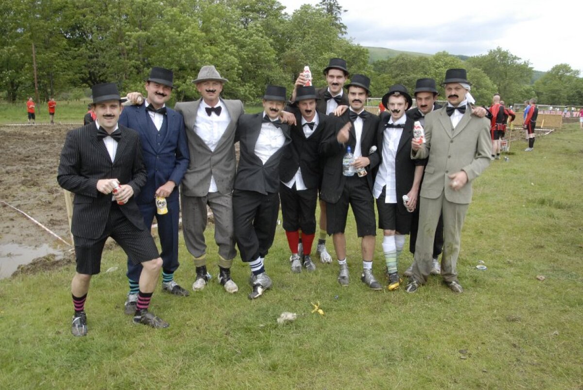 FOTO & VIDEO Super-goluri cu mocirla pîn' la gît! Imagini senzaţionale de la Mondialul de fotbal în noroi :)