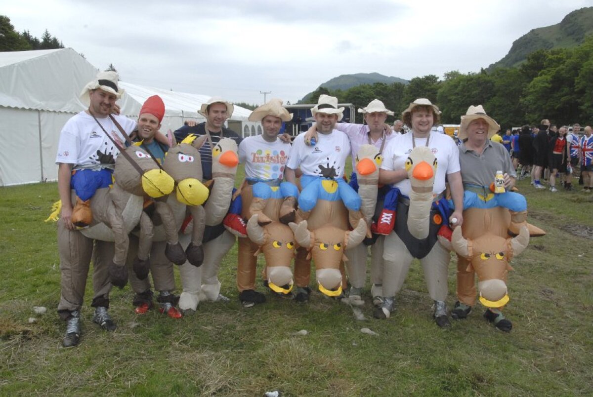 FOTO & VIDEO Super-goluri cu mocirla pîn' la gît! Imagini senzaţionale de la Mondialul de fotbal în noroi :)