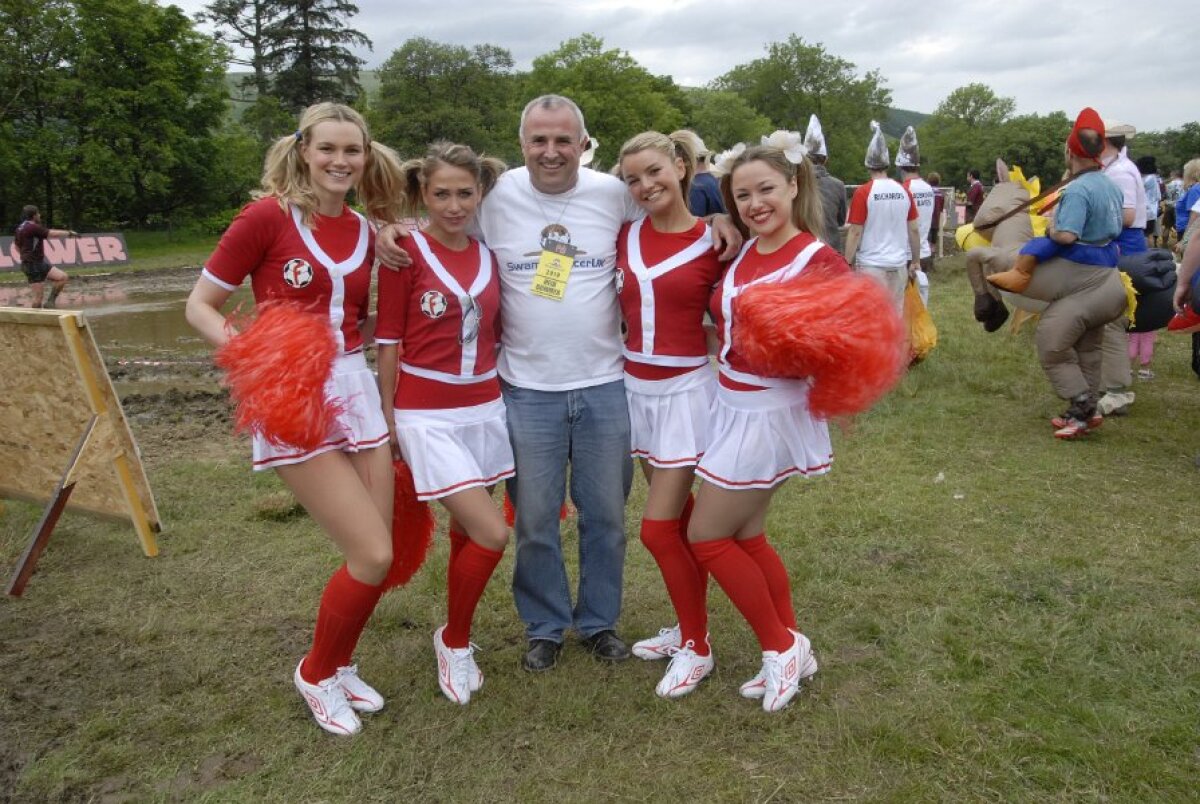 FOTO & VIDEO Super-goluri cu mocirla pîn' la gît! Imagini senzaţionale de la Mondialul de fotbal în noroi :)