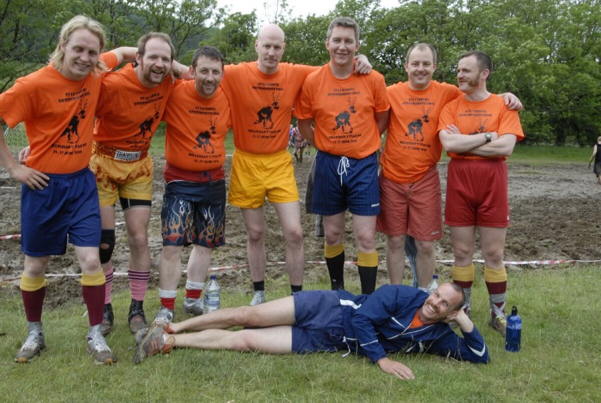 FOTO & VIDEO Super-goluri cu mocirla pîn' la gît! Imagini senzaţionale de la Mondialul de fotbal în noroi :)