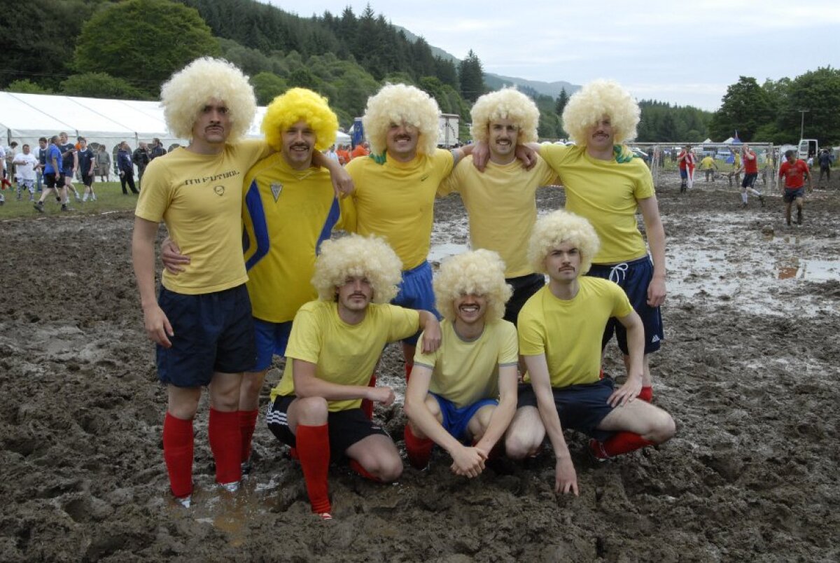 FOTO & VIDEO Super-goluri cu mocirla pîn' la gît! Imagini senzaţionale de la Mondialul de fotbal în noroi :)
