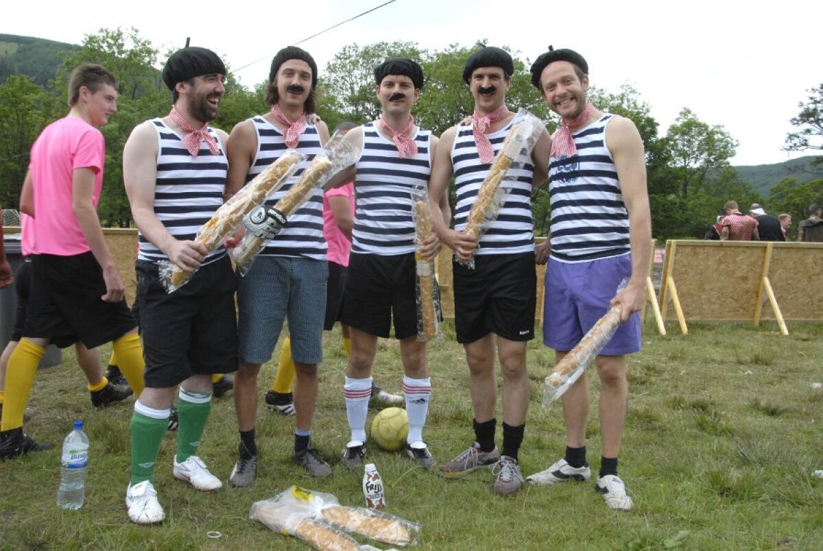 FOTO & VIDEO Super-goluri cu mocirla pîn' la gît! Imagini senzaţionale de la Mondialul de fotbal în noroi :)