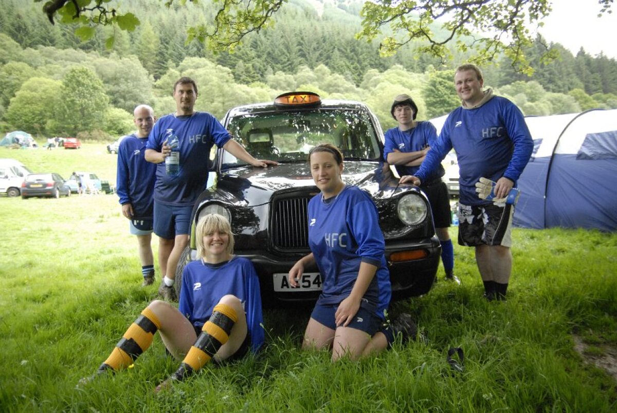 FOTO & VIDEO Super-goluri cu mocirla pîn' la gît! Imagini senzaţionale de la Mondialul de fotbal în noroi :)