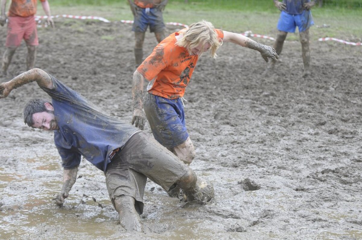 FOTO & VIDEO Super-goluri cu mocirla pîn' la gît! Imagini senzaţionale de la Mondialul de fotbal în noroi :)