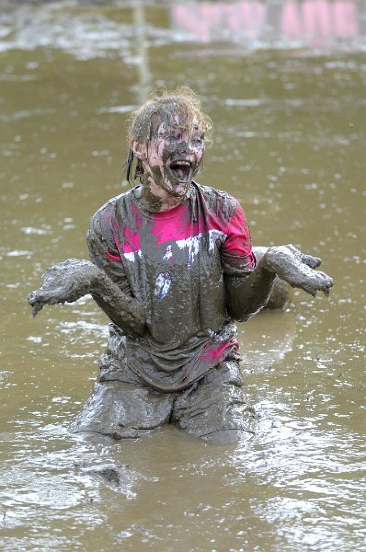 FOTO & VIDEO Super-goluri cu mocirla pîn' la gît! Imagini senzaţionale de la Mondialul de fotbal în noroi :)