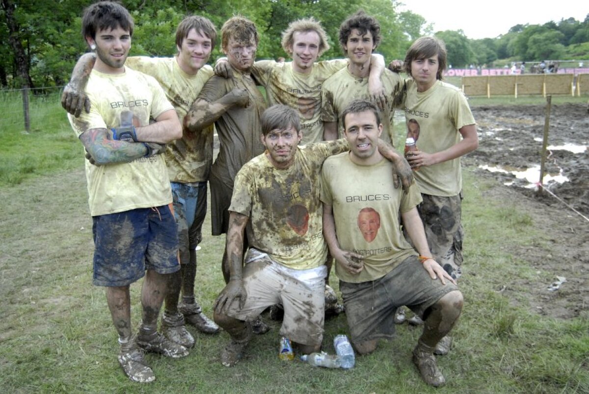 FOTO & VIDEO Super-goluri cu mocirla pîn' la gît! Imagini senzaţionale de la Mondialul de fotbal în noroi :)