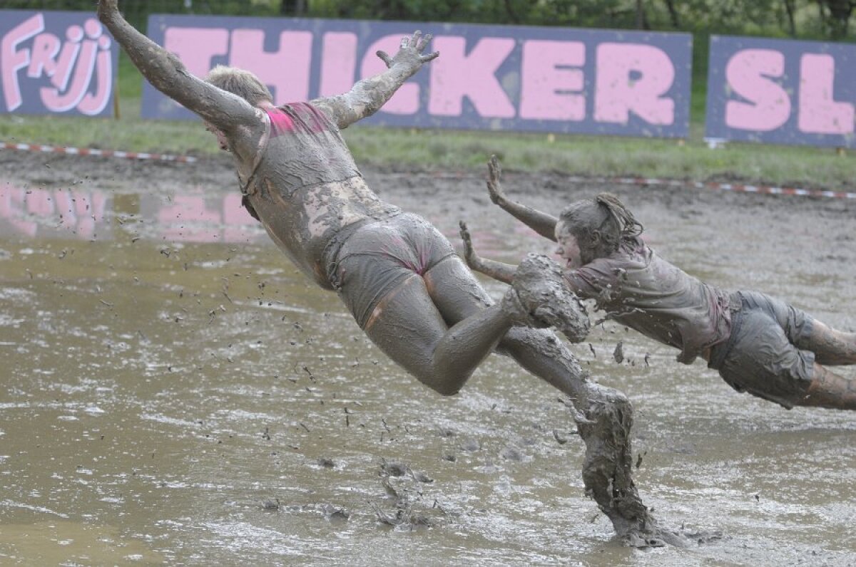 FOTO & VIDEO Super-goluri cu mocirla pîn' la gît! Imagini senzaţionale de la Mondialul de fotbal în noroi :)