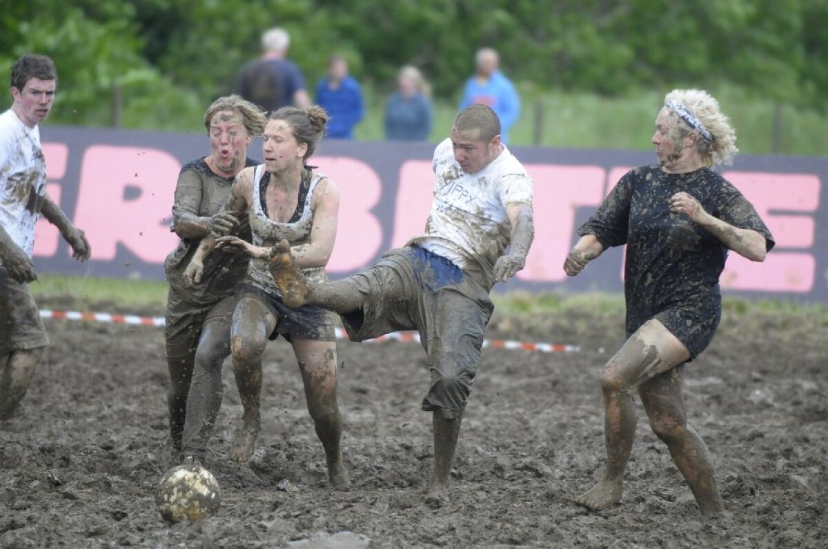 FOTO & VIDEO Super-goluri cu mocirla pîn' la gît! Imagini senzaţionale de la Mondialul de fotbal în noroi :)