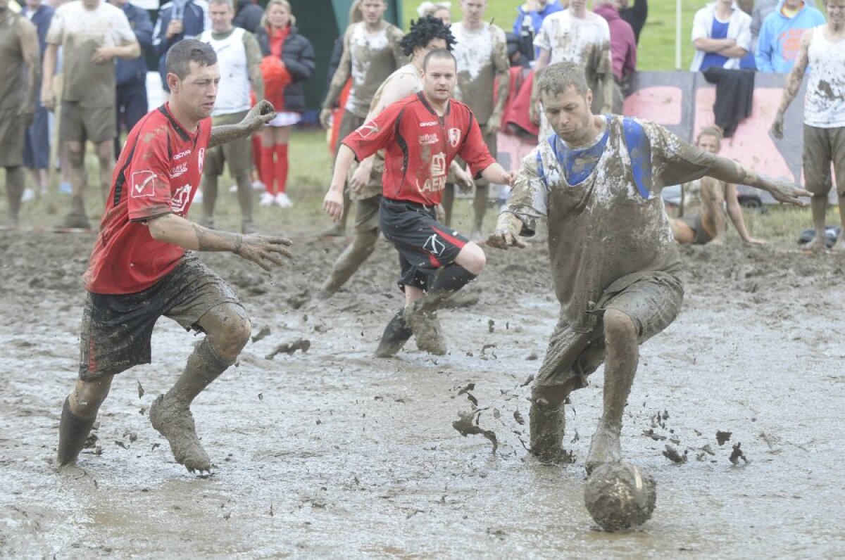 FOTO & VIDEO Super-goluri cu mocirla pîn' la gît! Imagini senzaţionale de la Mondialul de fotbal în noroi :)