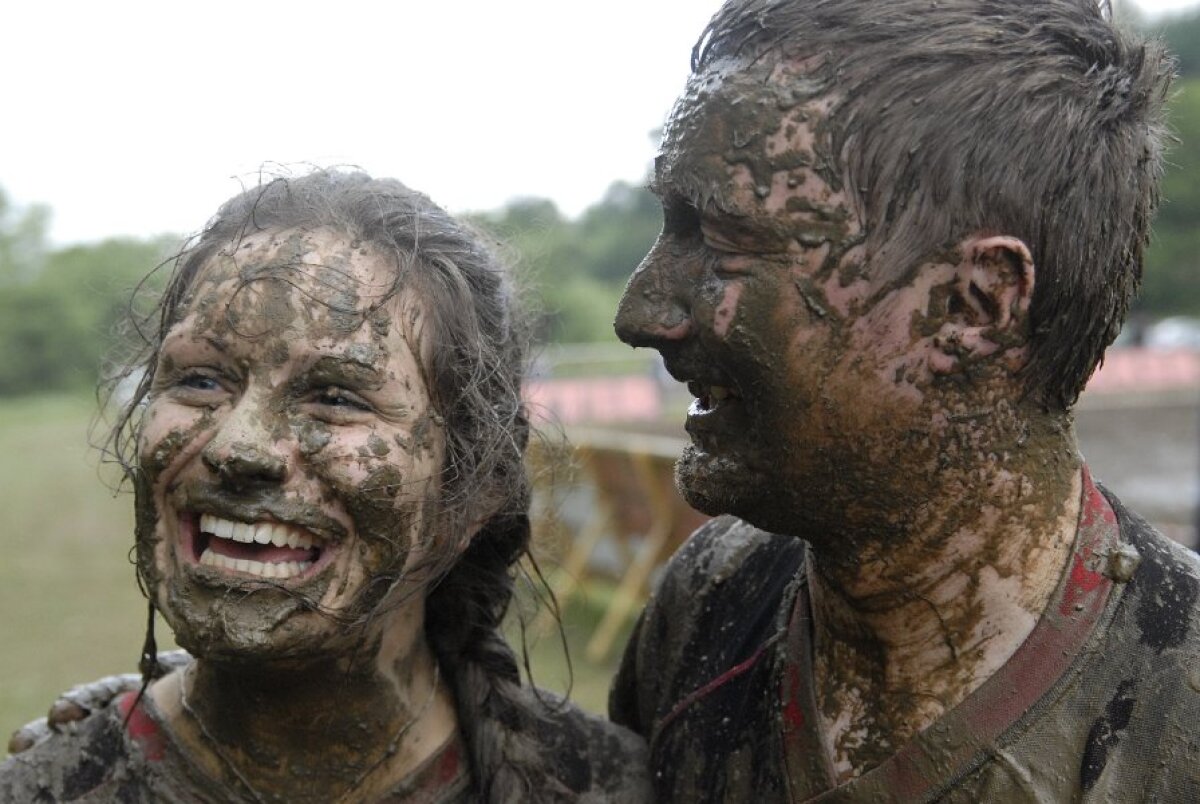 FOTO & VIDEO Super-goluri cu mocirla pîn' la gît! Imagini senzaţionale de la Mondialul de fotbal în noroi :)