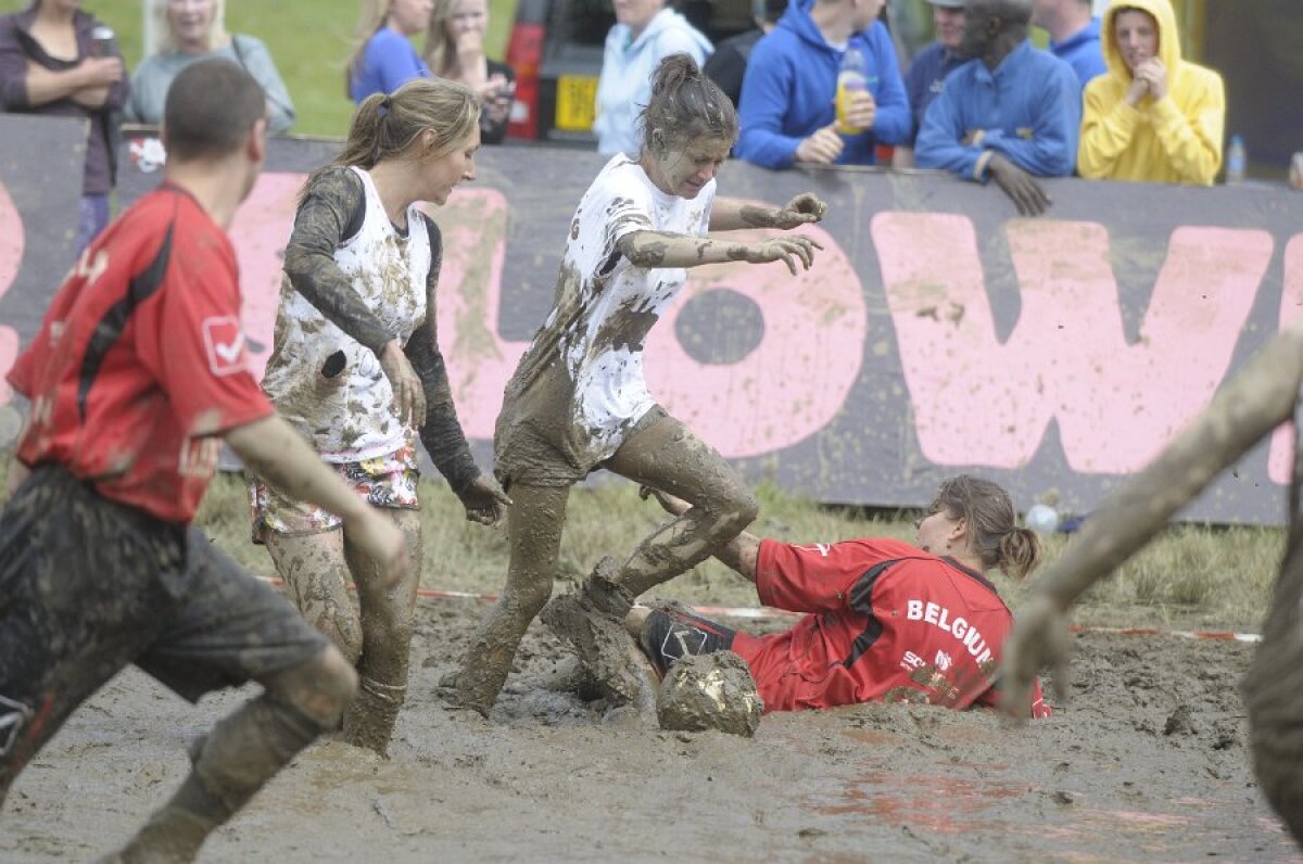 FOTO & VIDEO Super-goluri cu mocirla pîn' la gît! Imagini senzaţionale de la Mondialul de fotbal în noroi :)