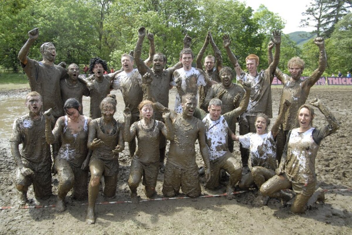 FOTO & VIDEO Super-goluri cu mocirla pîn' la gît! Imagini senzaţionale de la Mondialul de fotbal în noroi :)