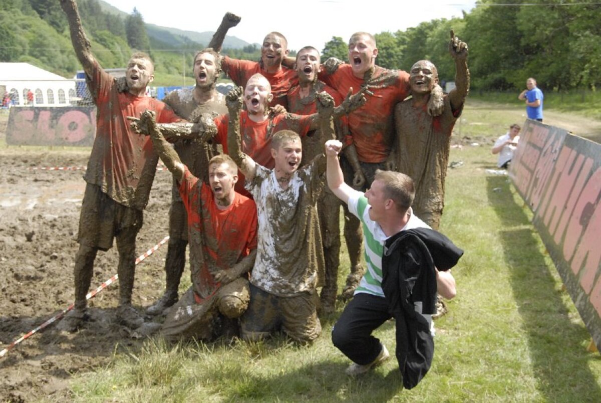 FOTO & VIDEO Super-goluri cu mocirla pîn' la gît! Imagini senzaţionale de la Mondialul de fotbal în noroi :)