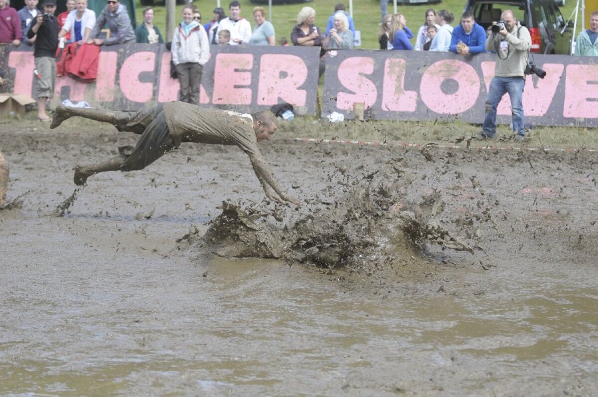 FOTO & VIDEO Super-goluri cu mocirla pîn' la gît! Imagini senzaţionale de la Mondialul de fotbal în noroi :)
