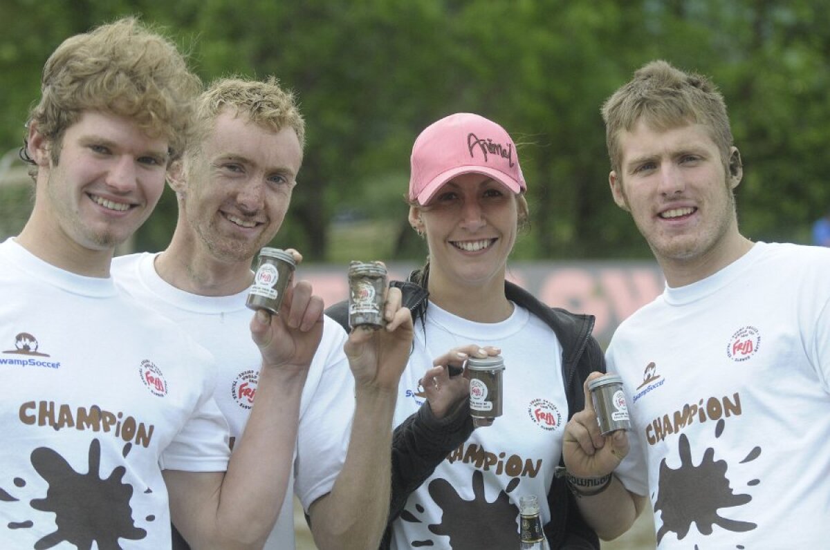 FOTO & VIDEO Super-goluri cu mocirla pîn' la gît! Imagini senzaţionale de la Mondialul de fotbal în noroi :)