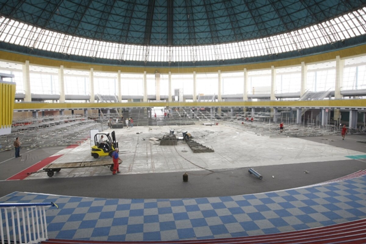 FOTO EXCLUSIV » Premieră la Romexpo: Arena centrală rămîne fără cupolă pentru meciul lui Bute