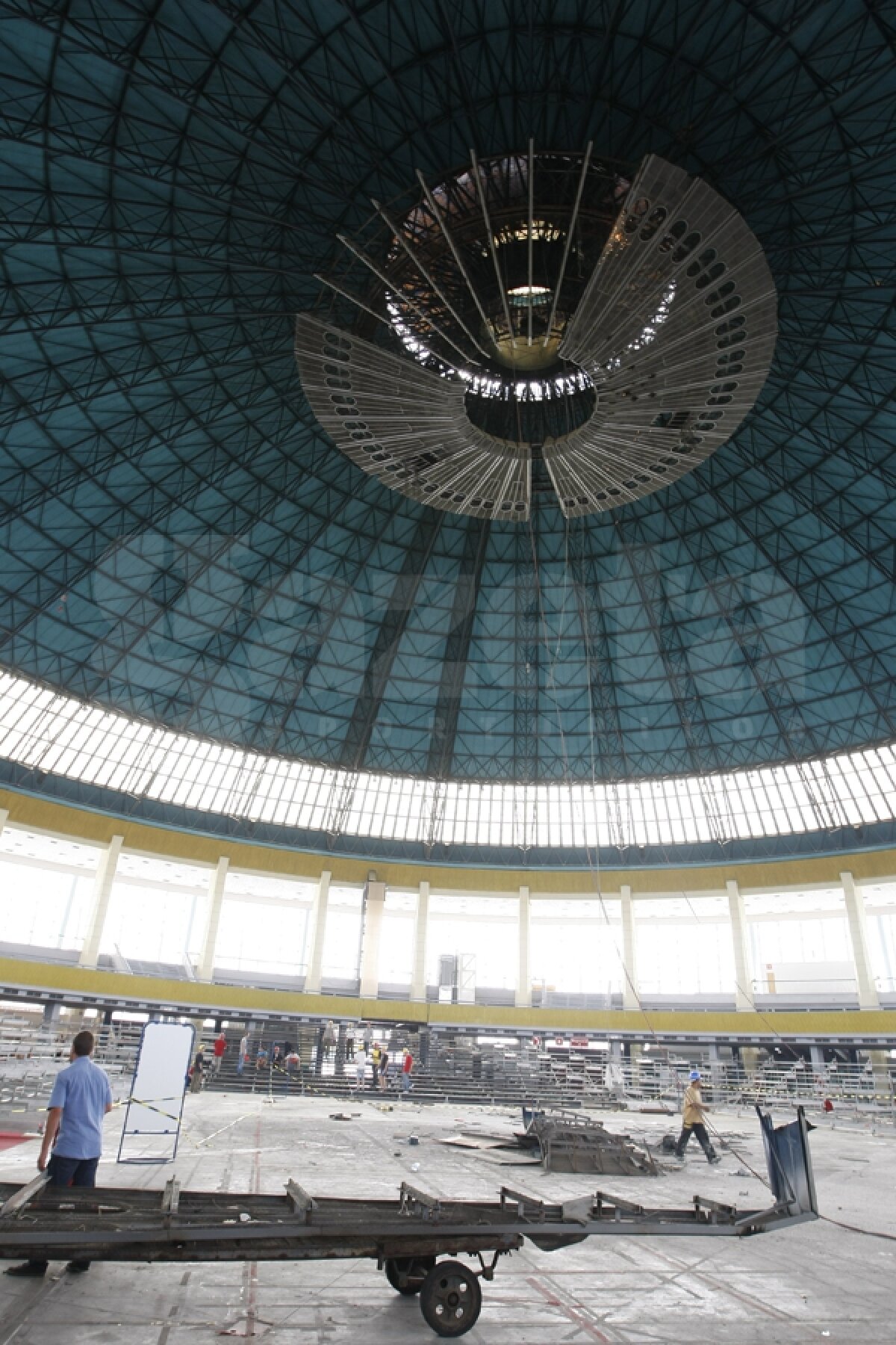 FOTO EXCLUSIV » Premieră la Romexpo: Arena centrală rămîne fără cupolă pentru meciul lui Bute