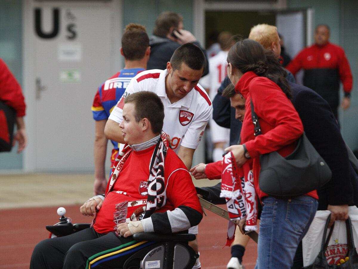 O viaţa pentru Dinamo! Vis împlinit la 21 de ani: autografe de la jucătorii preferaţi