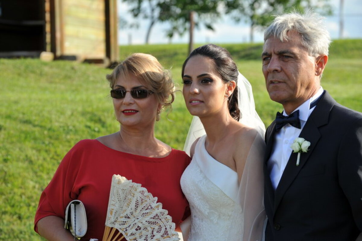 FOTO În sfîrşit la costum! Sorin Cîrţu şi-a măritat fata cea mare