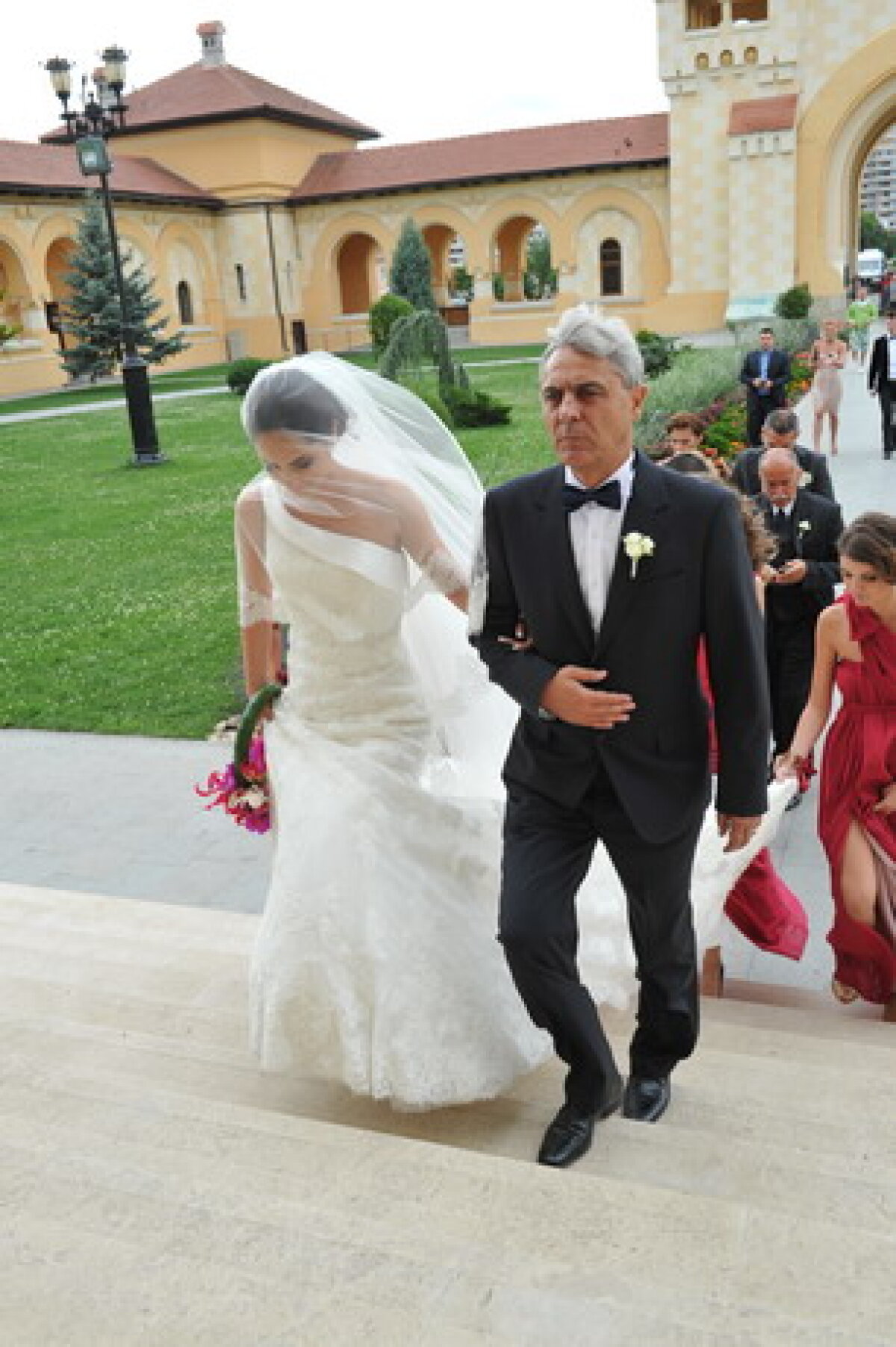 FOTO În sfîrşit la costum! Sorin Cîrţu şi-a măritat fata cea mare