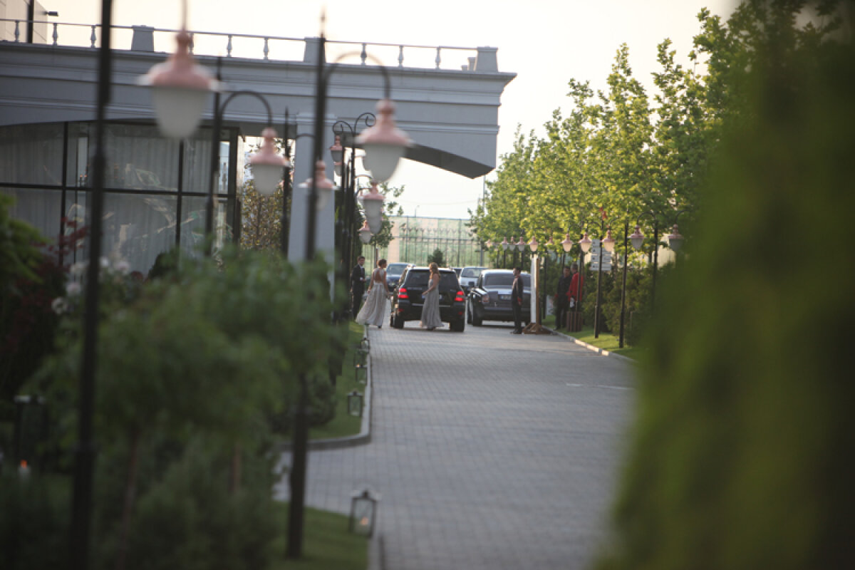 Nuntă mare în familia Becali » 700 de invitaţi au petrecut pînă în zori de zi
