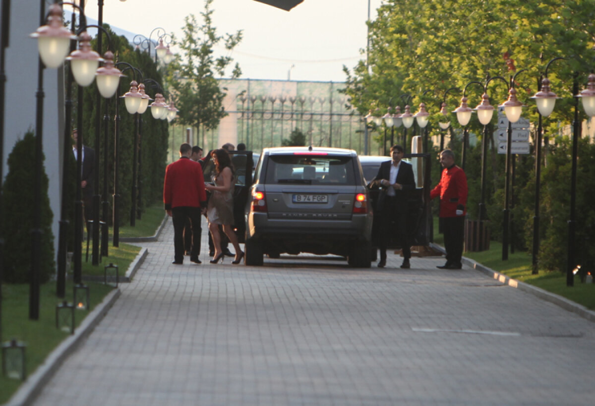 Nuntă mare în familia Becali » 700 de invitaţi au petrecut pînă în zori de zi